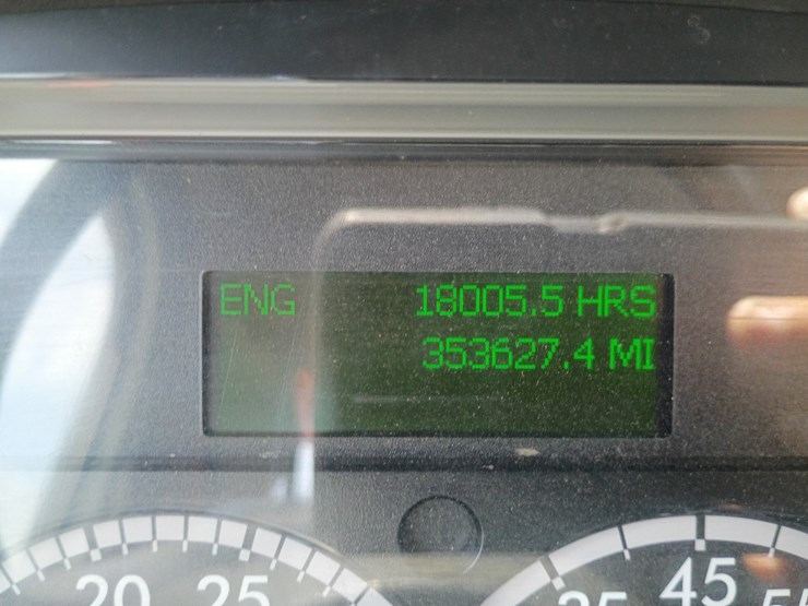 2013-freightliner-m2-106-image-69