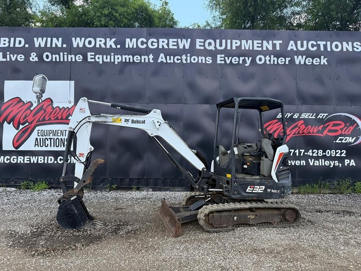 2017-bobcat-e32i-image-1