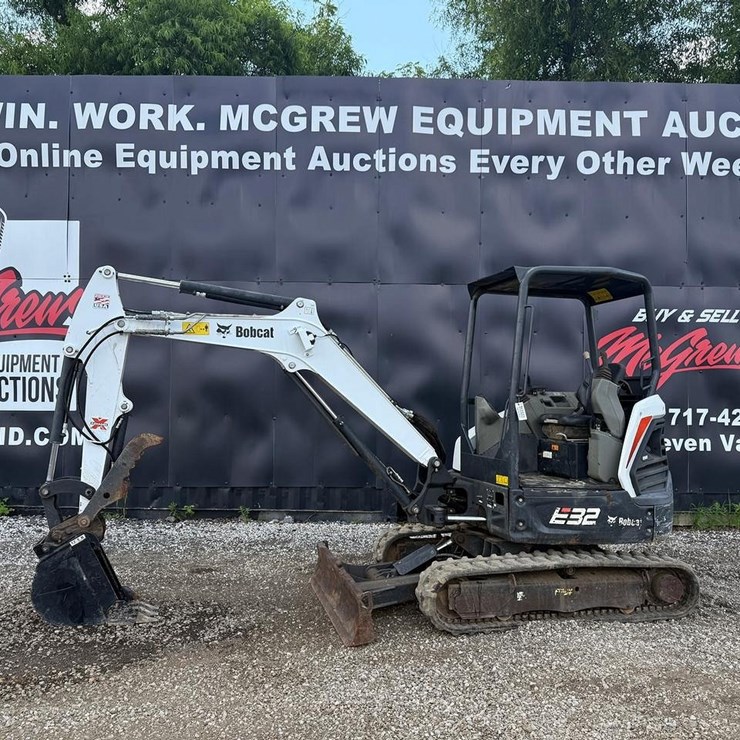 2017 BOBCAT E32i
