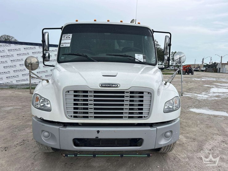 2019-freightliner-m2-106-image-62