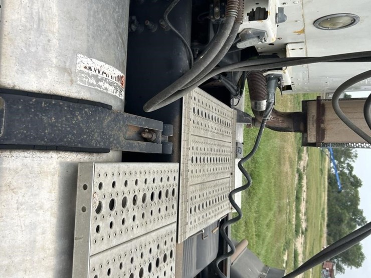 2005-freightliner-columbia-120-image-47