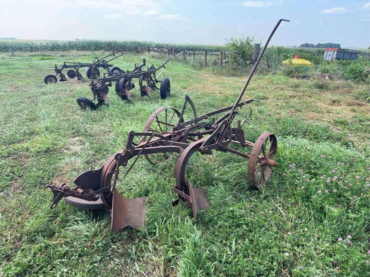 international-harvester-two-bottom-pull-type-moldboard-plow-image-3