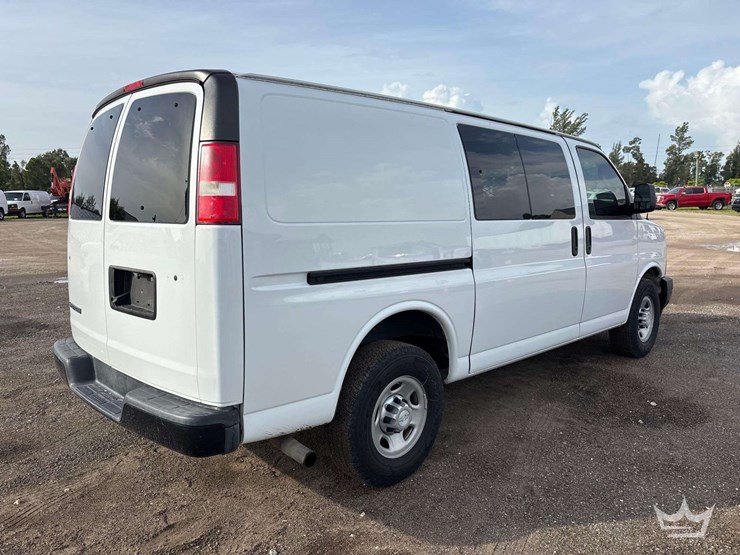 2017-chevrolet-express-2500-image-3