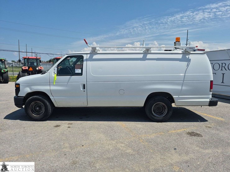 2014-ford-cargo-image-8
