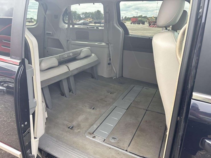 2010-chrysler-town-&-country-image-16