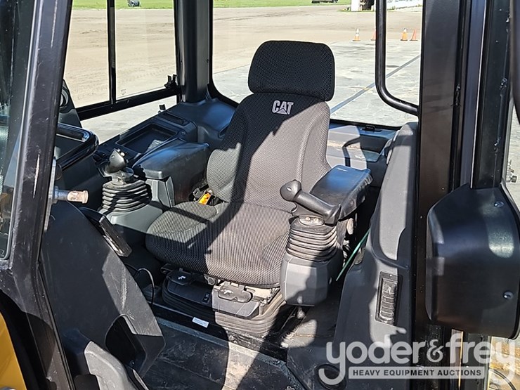 2022-caterpillar-d3-lgp-image-24