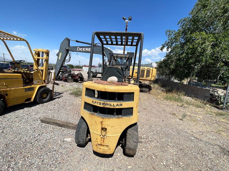 #2002-•-v30b-forklift-image-5