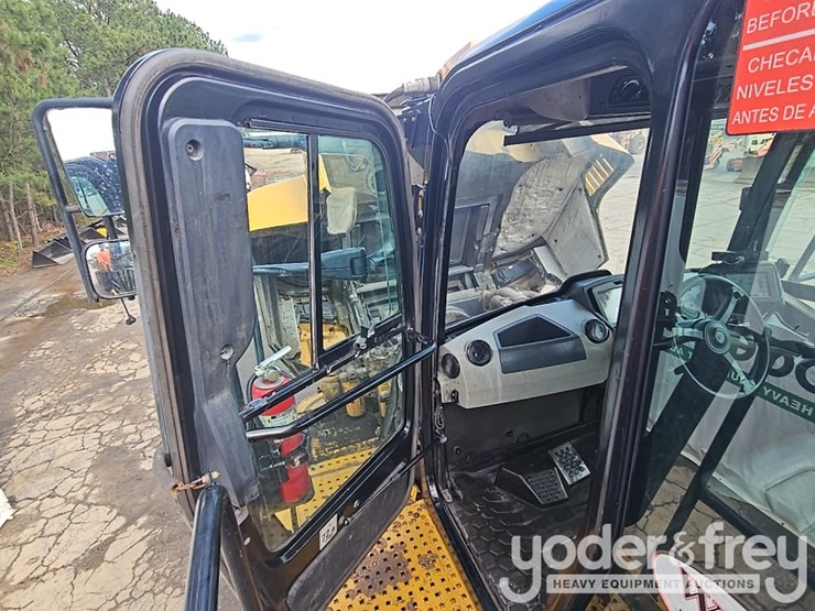 2021-caterpillar-730-image-36