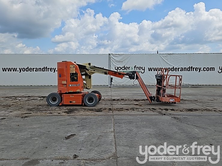 2016-jlg-e300ajp-image-6
