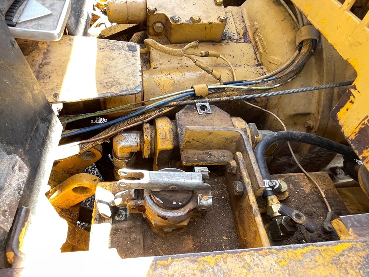 #2001-•-v30b-forklift-image-30