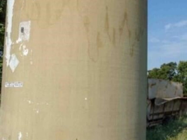 5000-gal-fiberglass-tank,-seems-to-be-good-image-1