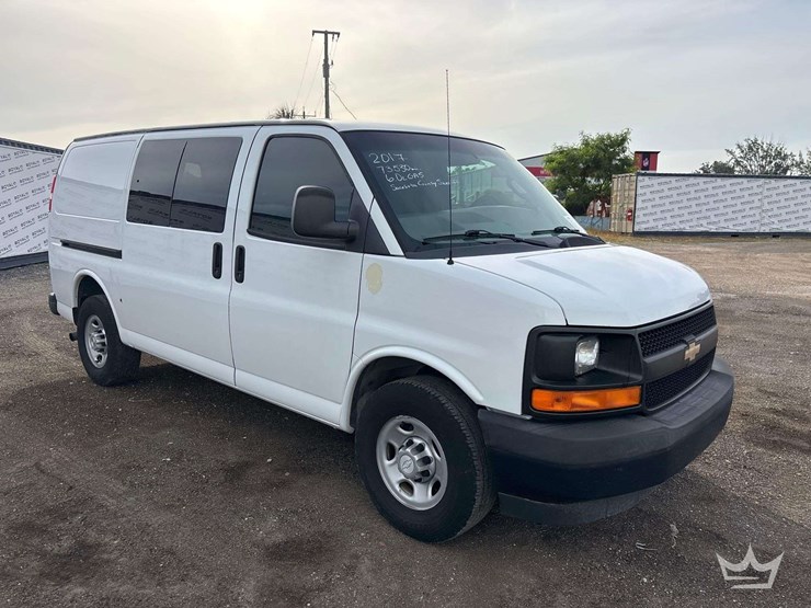 2017-chevrolet-express-2500-image-2