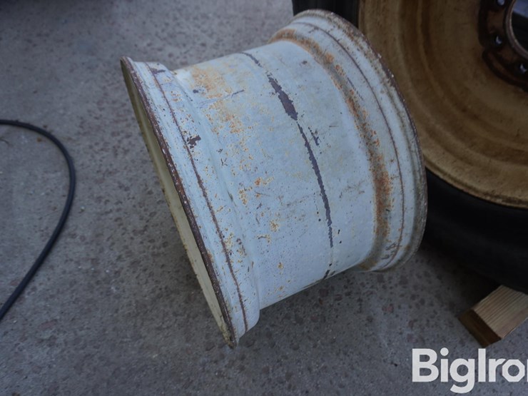 445/65r22.5-tire-and-rims-image-14