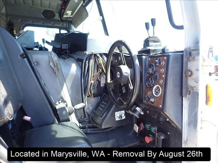 2005-peterbilt-320-image-24
