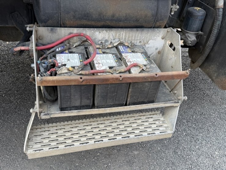2004-international-5500i-t/a-truck-tractor-image-13