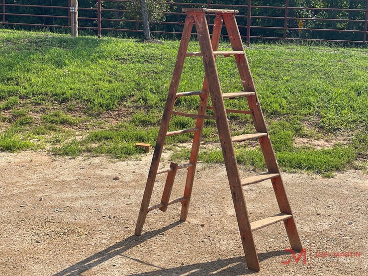 6'-wooden-folding-step-ladder-image-1