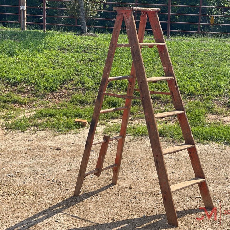 6' WOODEN FOLDING STEP LADDER