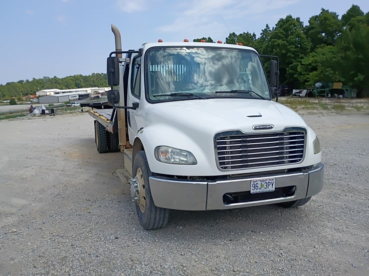 2013-freightliner-m2-106-image-14