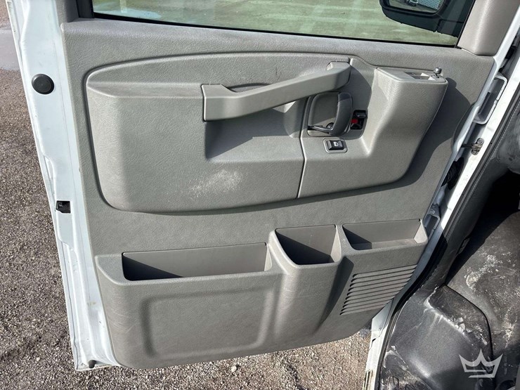 2017-chevrolet-express-2500-image-12