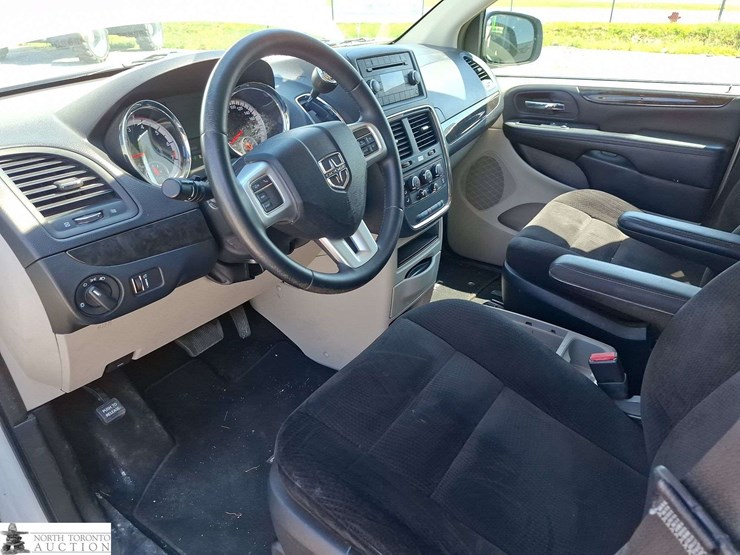 2014-dodge-grand-caravan-sxt-image-11