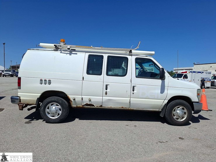 2010-ford-cargo-image-4
