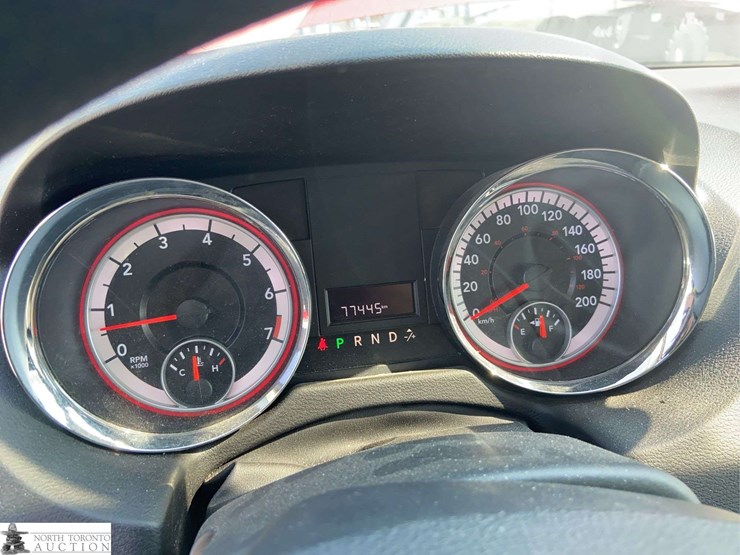 2013-dodge-grand-caravan-sxt-image-12