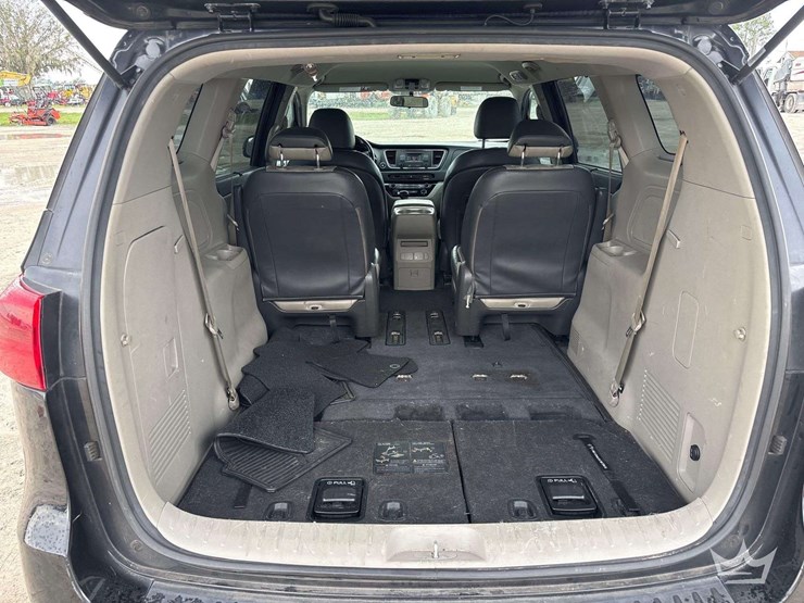 2017-kia-sedona-image-27