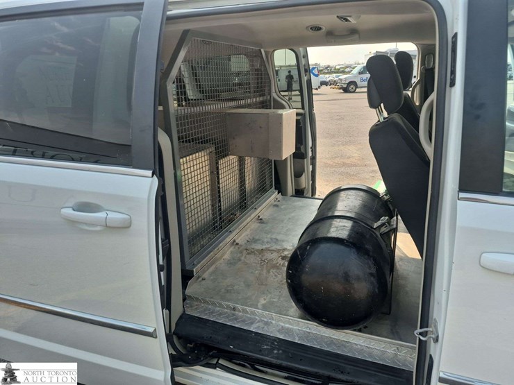 2017-dodge-grand-caravan-crew-image-25