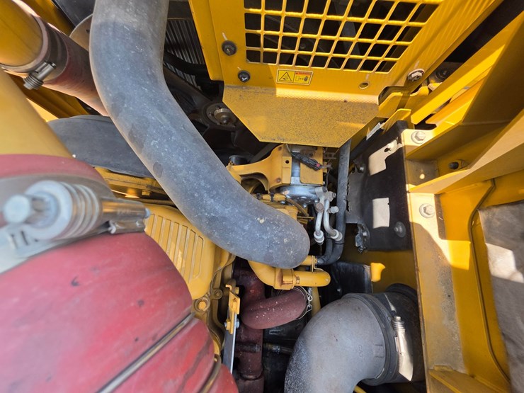 2023-caterpillar-374-image-22