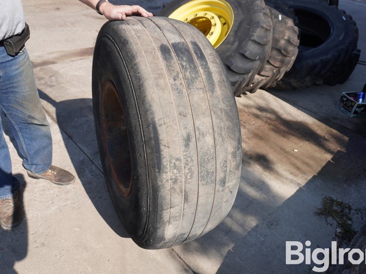 aircraft-tire-w/20"-rim-15"-wide-10-bolt-image-8