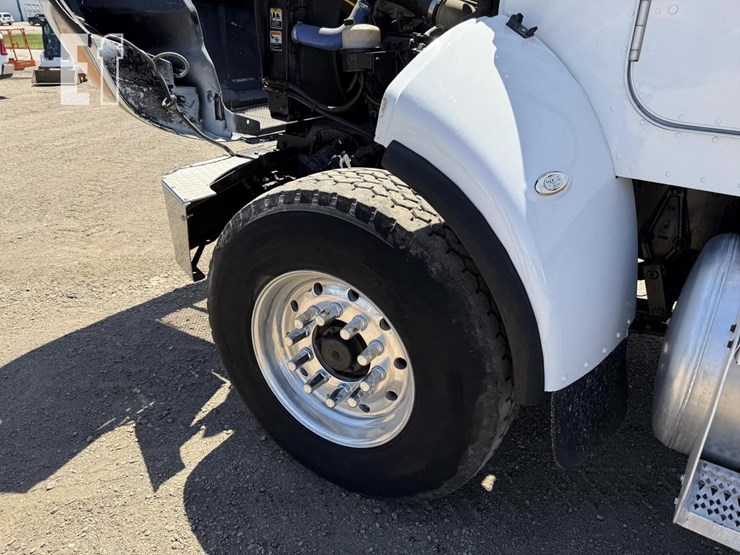 2005-peterbilt-335-image-24