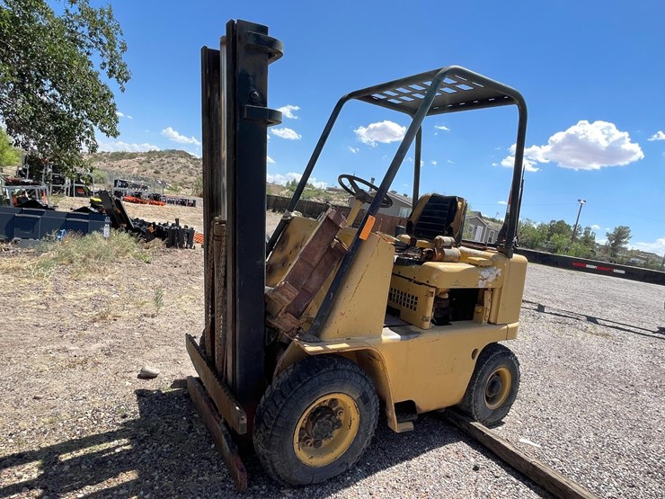 #2002-•-v30b-forklift-image-1