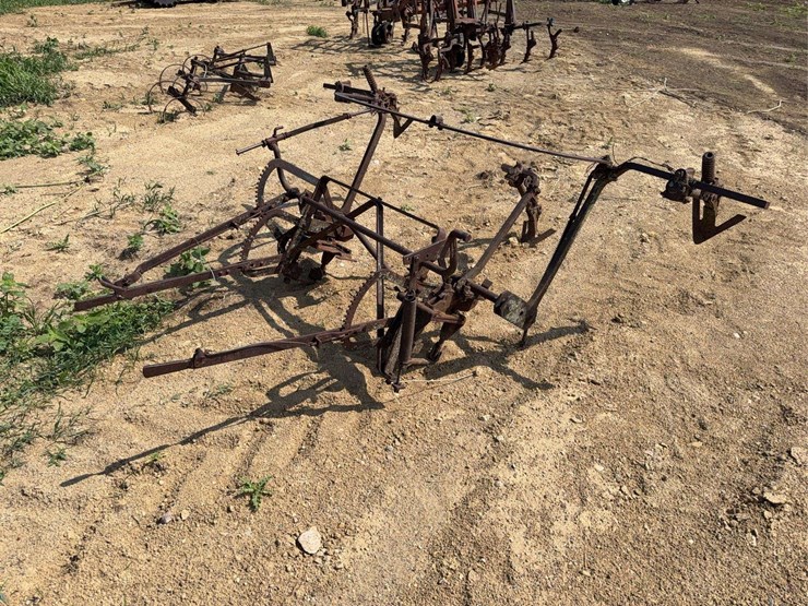 international-harvester-221-mounted-cultivator-image-3