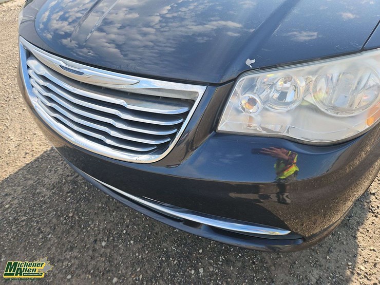 2014-chrysler-town-&-country-image-36