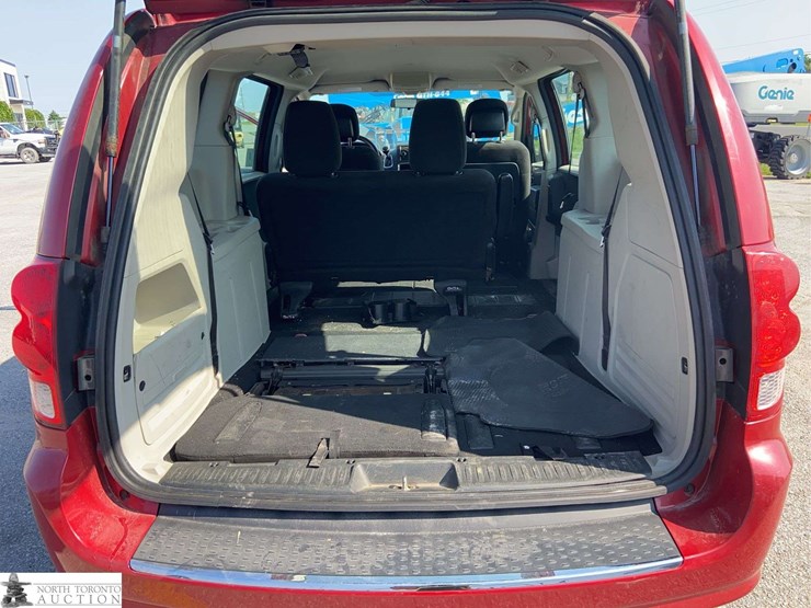 2013-dodge-grand-caravan-sxt-image-17