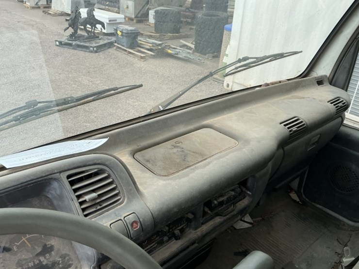 1995-isuzu-npr-image-15
