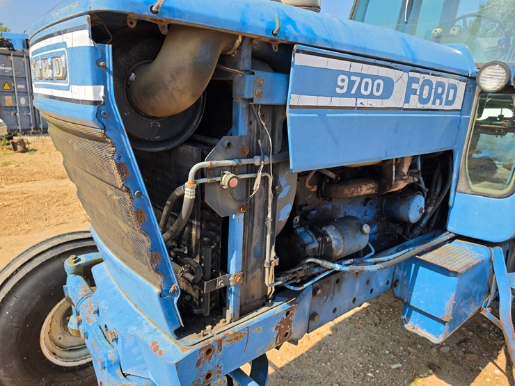 1977-ford-9700-image-17