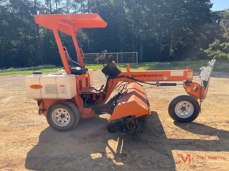 laymor-sm300-towable-sweeper-image-2