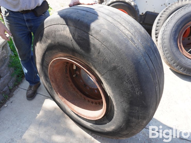 aircraft-tire-w/20"-rim-15"-wide-10-bolt-image-5