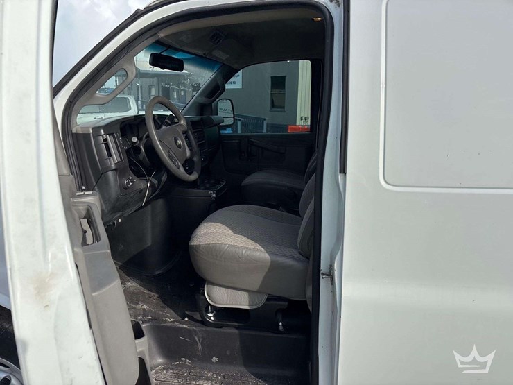 2017-chevrolet-express-2500-image-11