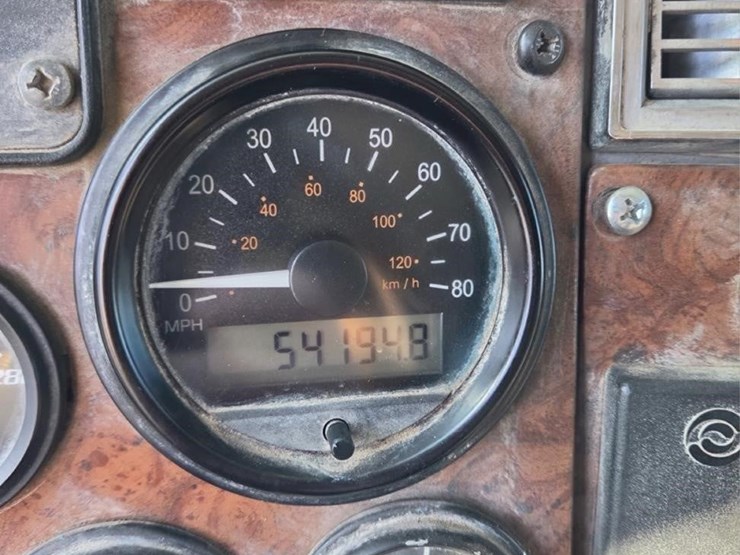 2005-peterbilt-335-image-53