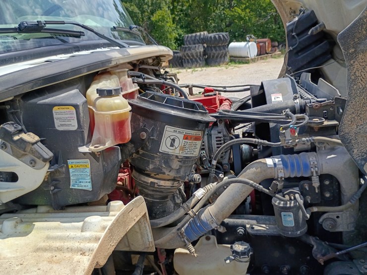 2013-freightliner-m2-106-image-28
