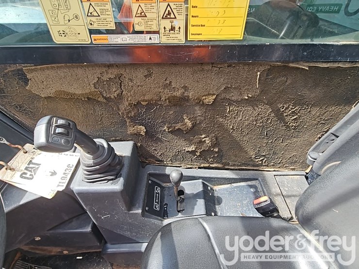 2015-caterpillar-tl943c-image-33