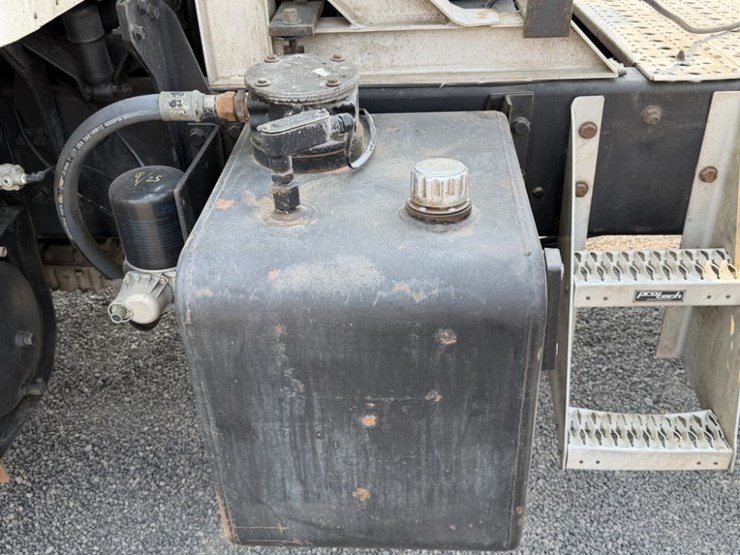 2004-international-5500i-t/a-truck-tractor-image-19