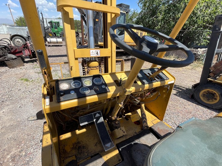 #2001-•-v30b-forklift-image-23