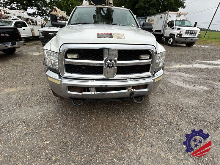 2016-ram-5500-bucket-truck-image-10