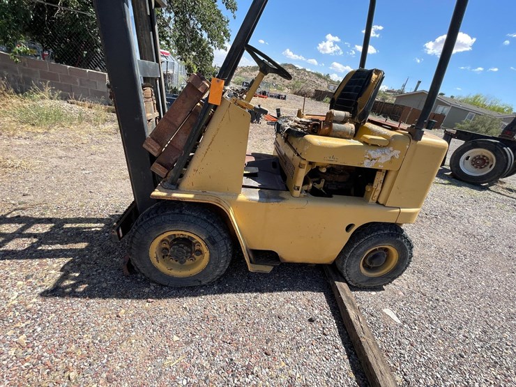 #2002-•-v30b-forklift-image-19