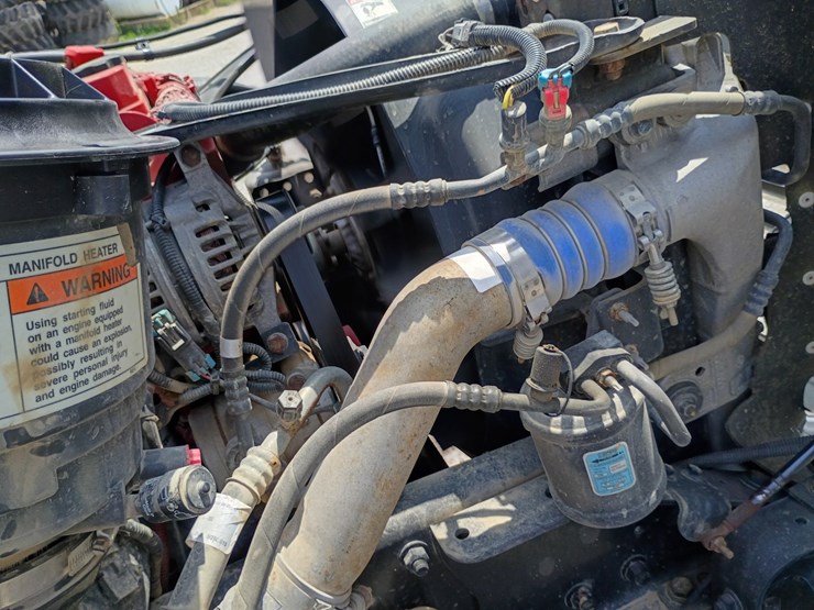 2013-freightliner-m2-106-image-32