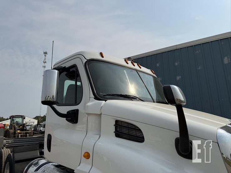 2013-freightliner-cascadia-113-image-12