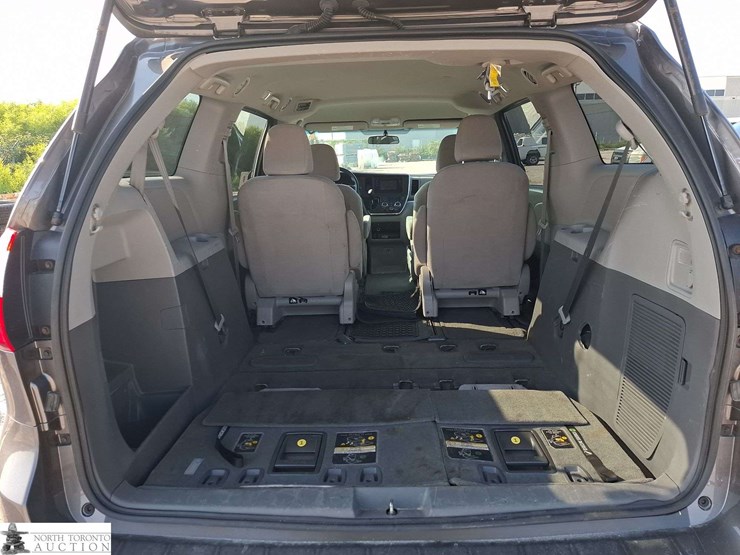 2016-toyota-sienna-image-32